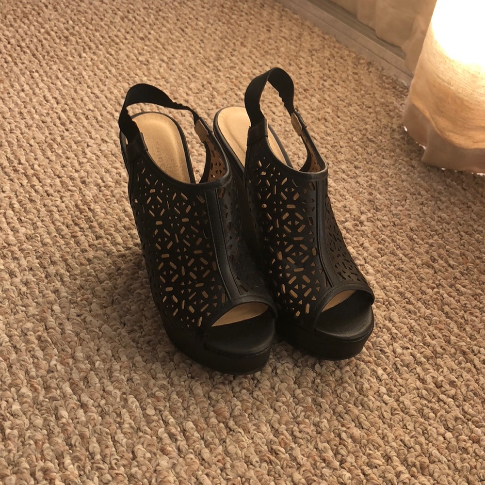 Black wedges